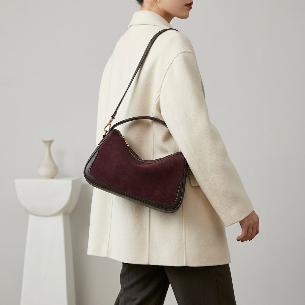 Vintage Matte Suede Grand Bag em uso por modelo